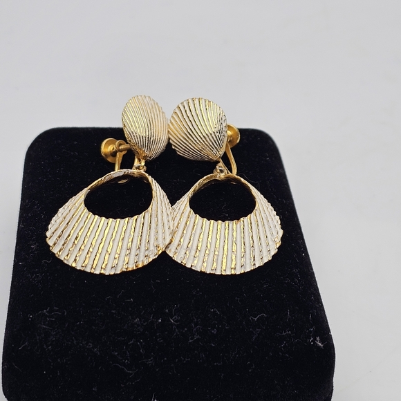 Vintage Screwback Gold Tone White Paint Stacked Sea Shell Drop Earrings - Picture 3 of 12